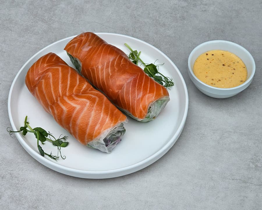 Spring rolls with salmon – sushi menu